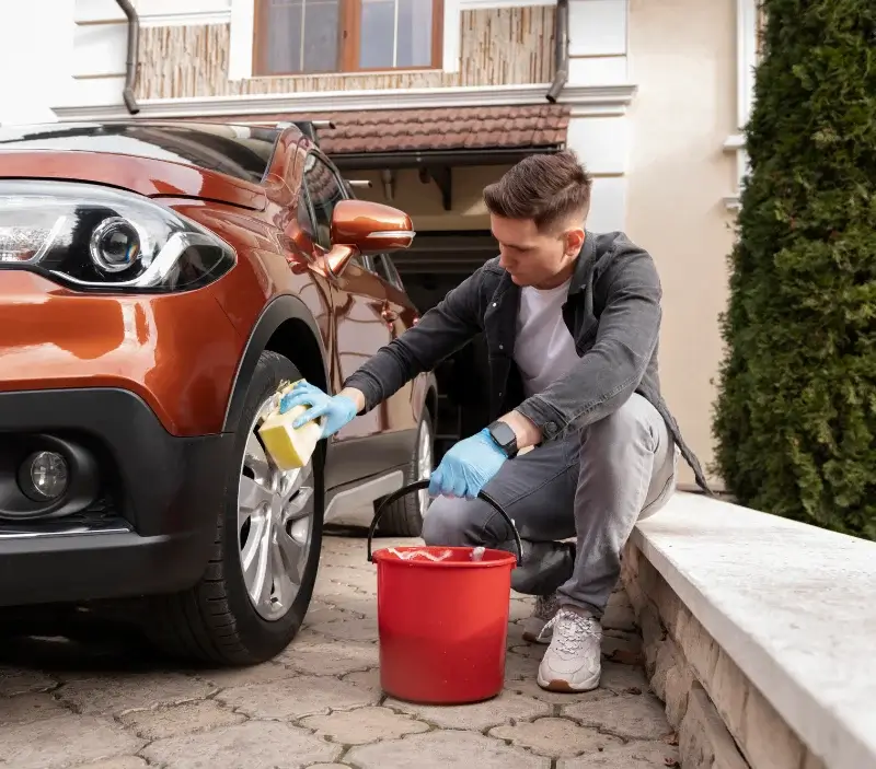Lavage auto à domicile Erbrée : professionnel intervenant sur un véhicule